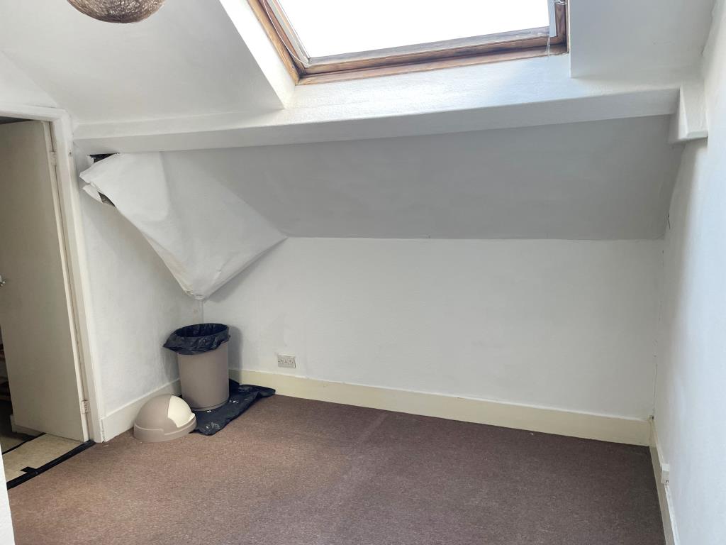Lot: 76 - TOP FLOOR FLAT WITH ROOF TERRACE IN CITY CENTRE - Rear double bedroom with velux window